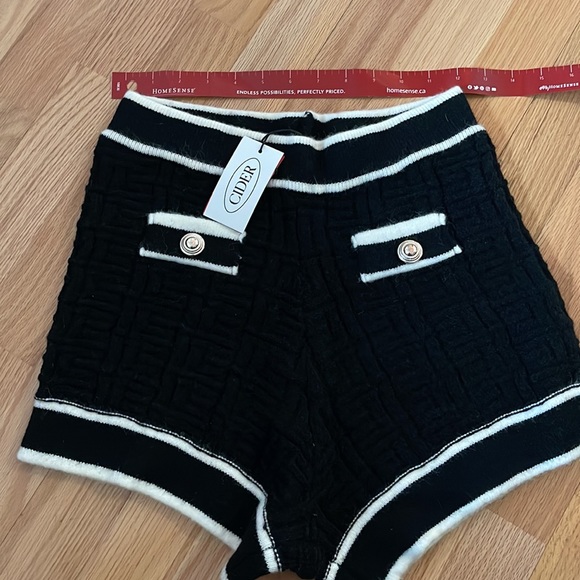 NWT Cider Black Knit mid waisted pattern shorts with with buttons size M - Picture 8 of 11